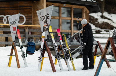 Veľký stojan CABRA na lyže a bicykle s 1 bannerom - jatoba